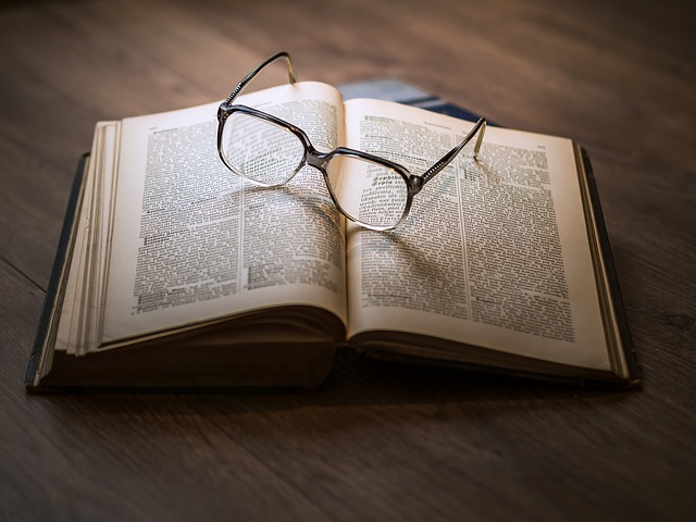 brýle a kniha