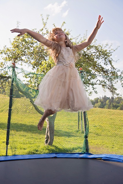 holka skáče na trampolíně